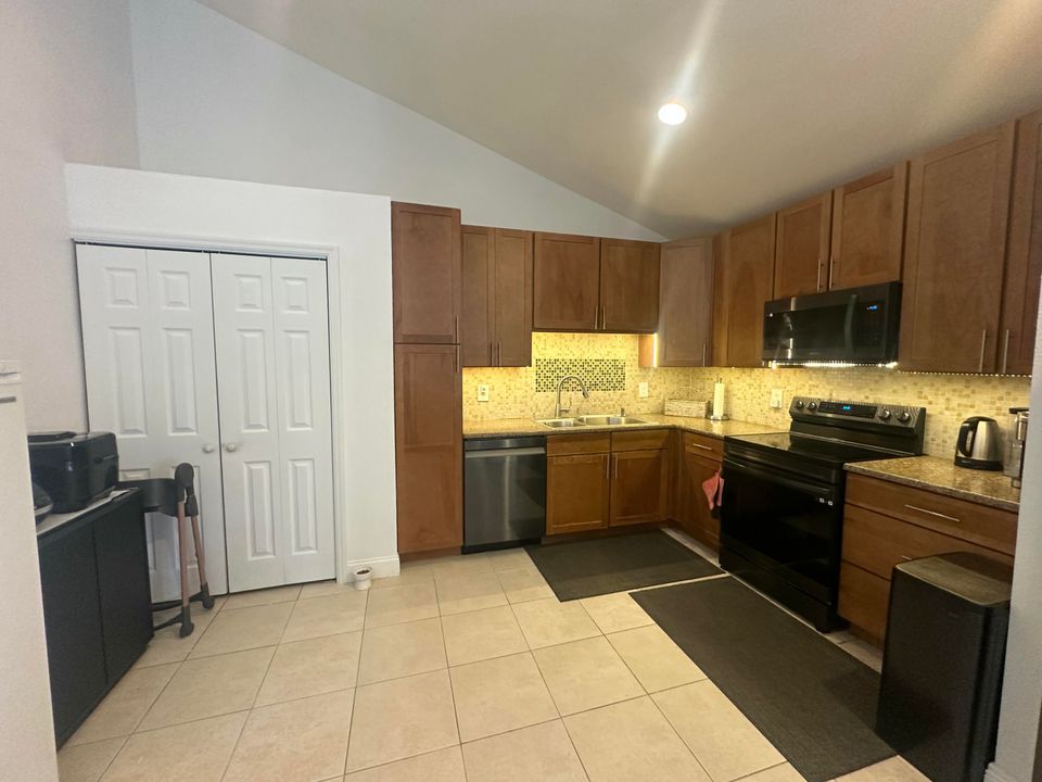 Activo con contrato: $2,800 (3 camas, 2 baños, 1276 Pies cuadrados)