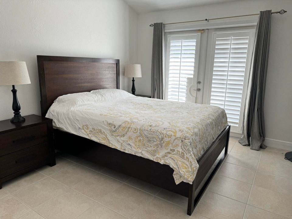 Activo con contrato: $2,800 (3 camas, 2 baños, 1276 Pies cuadrados)