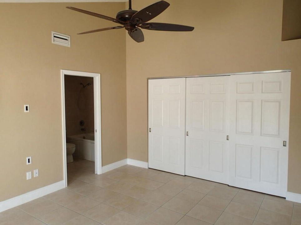 Activo con contrato: $2,800 (3 camas, 2 baños, 1276 Pies cuadrados)