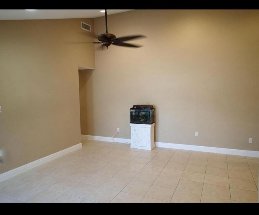 Activo con contrato: $2,800 (3 camas, 2 baños, 1276 Pies cuadrados)