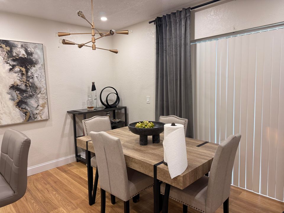 待售: $299,900 (2 贝兹, 1 浴室, 1277 平方英尺)