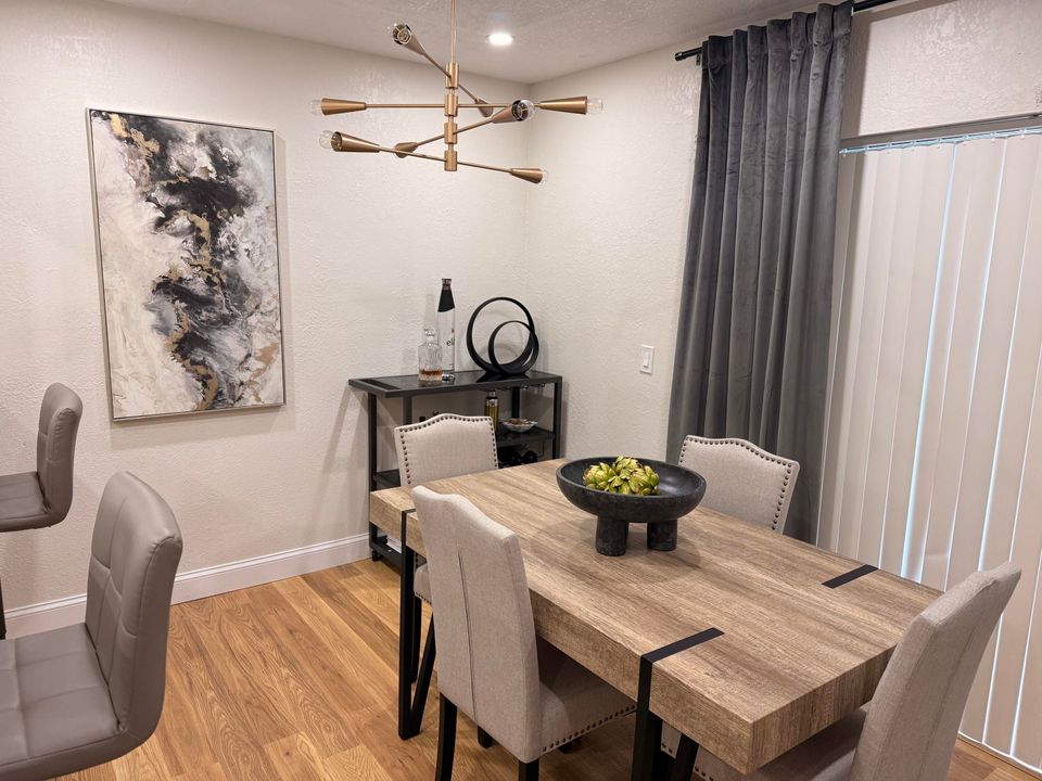 待售: $299,900 (2 贝兹, 1 浴室, 1277 平方英尺)