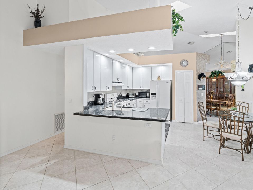 На продажу: $415,000 (3 спален, 2 ванн, 1839 Квадратных фут)