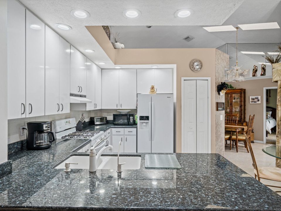 На продажу: $415,000 (3 спален, 2 ванн, 1839 Квадратных фут)