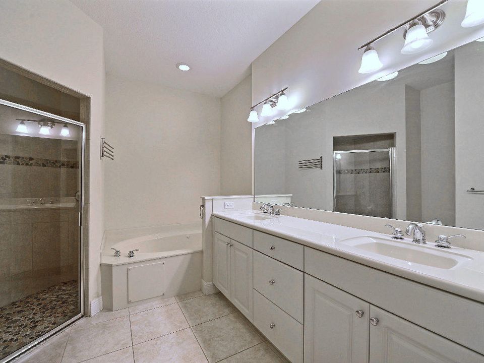 На продажу: $399,999 (3 спален, 2 ванн, 1894 Квадратных фут)