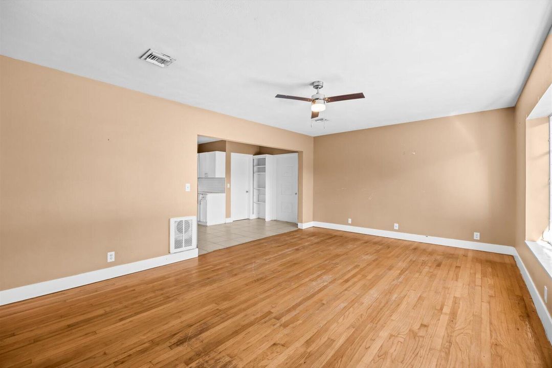 На продажу: $289,999 (3 спален, 1 ванн, 1600 Квадратных фут)