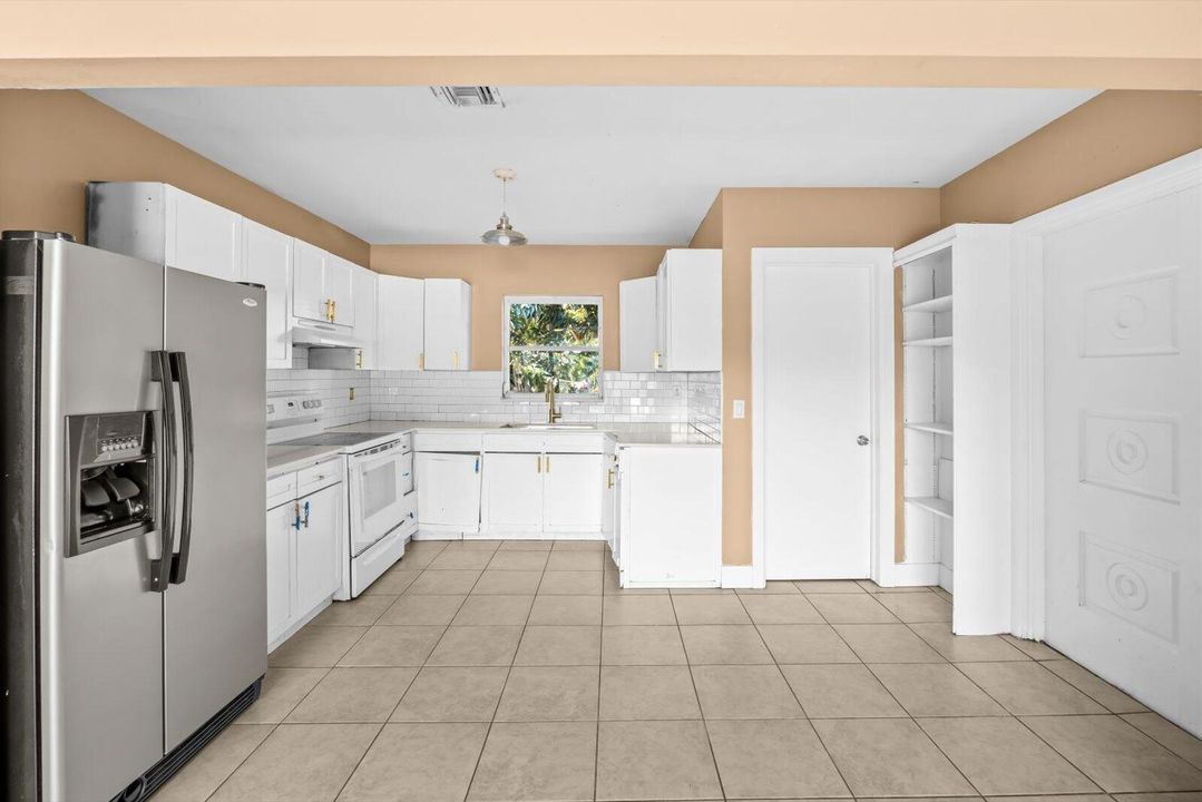 На продажу: $289,999 (3 спален, 1 ванн, 1600 Квадратных фут)