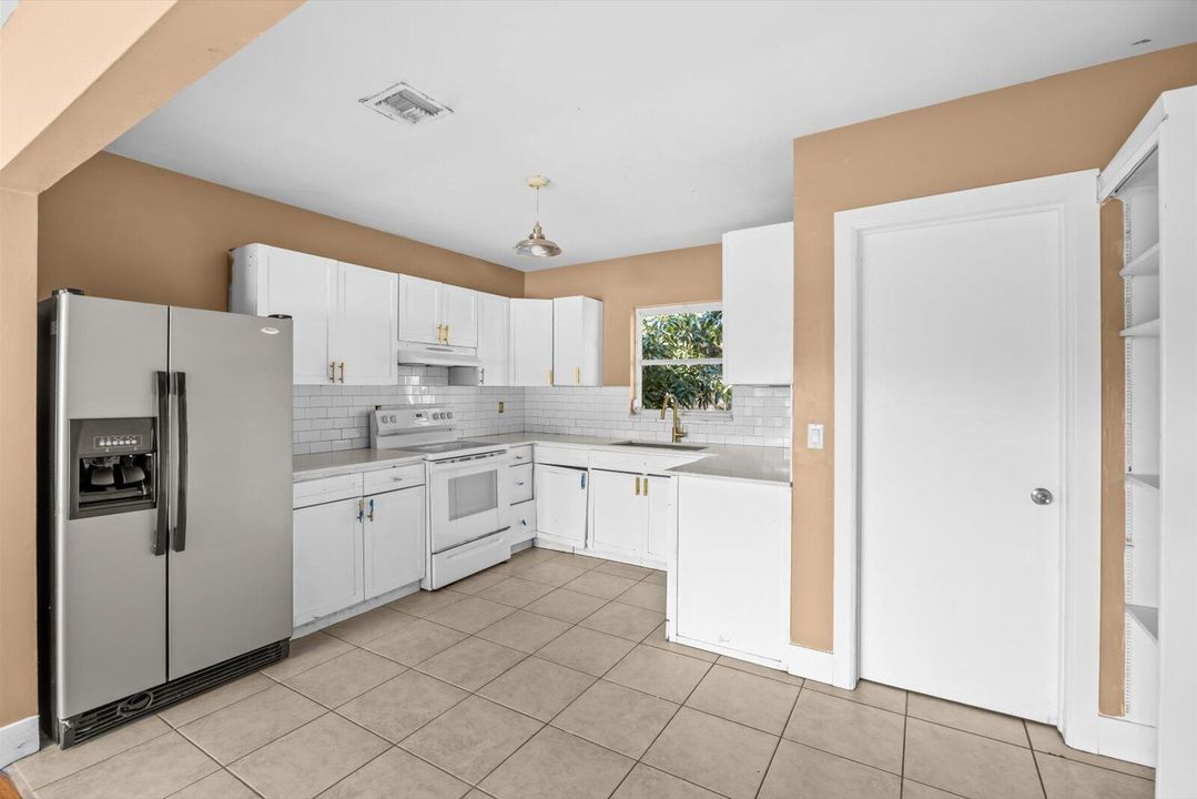 На продажу: $289,999 (3 спален, 1 ванн, 1600 Квадратных фут)