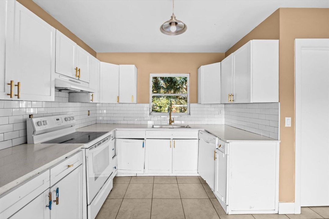 На продажу: $289,999 (3 спален, 1 ванн, 1600 Квадратных фут)