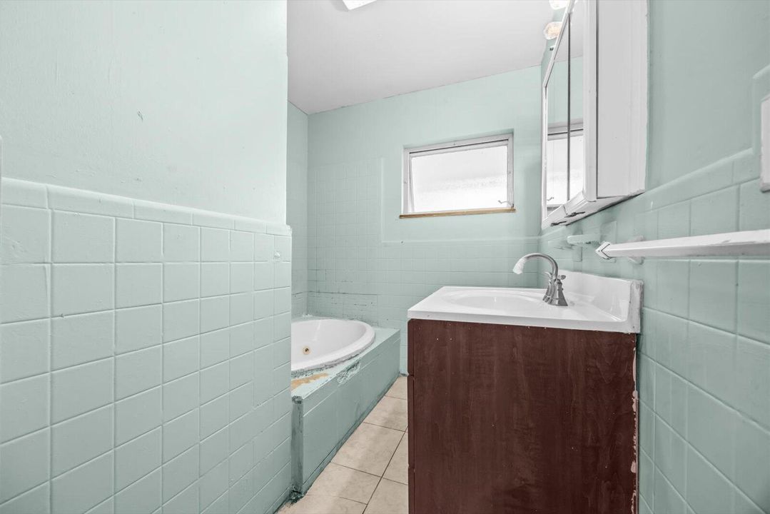 На продажу: $289,999 (3 спален, 1 ванн, 1600 Квадратных фут)