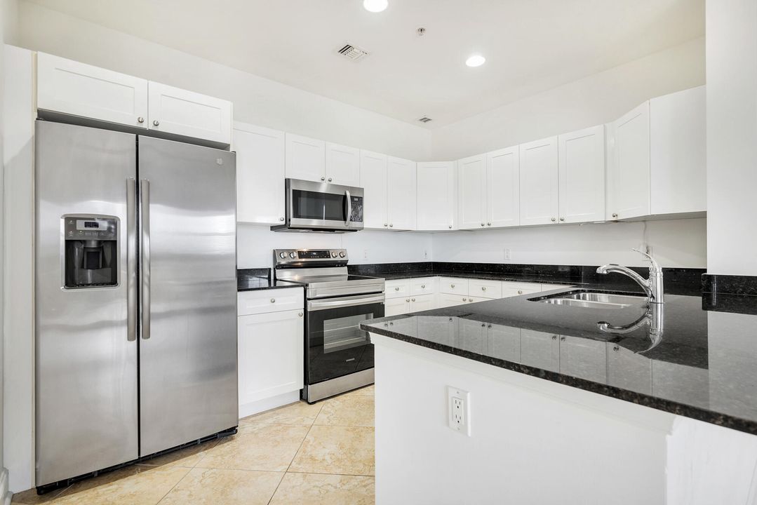 For Rent: $2,750 (1 beds, 1 baths, 1086 Square Feet)