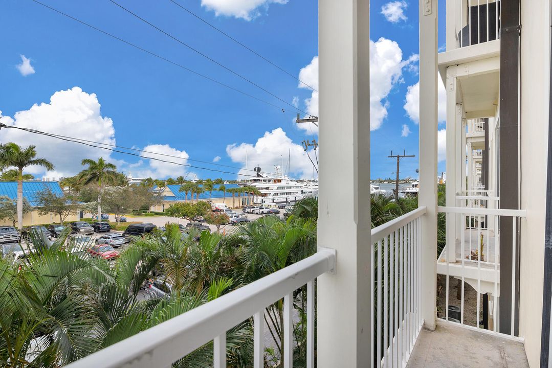 For Rent: $2,750 (1 beds, 1 baths, 1086 Square Feet)