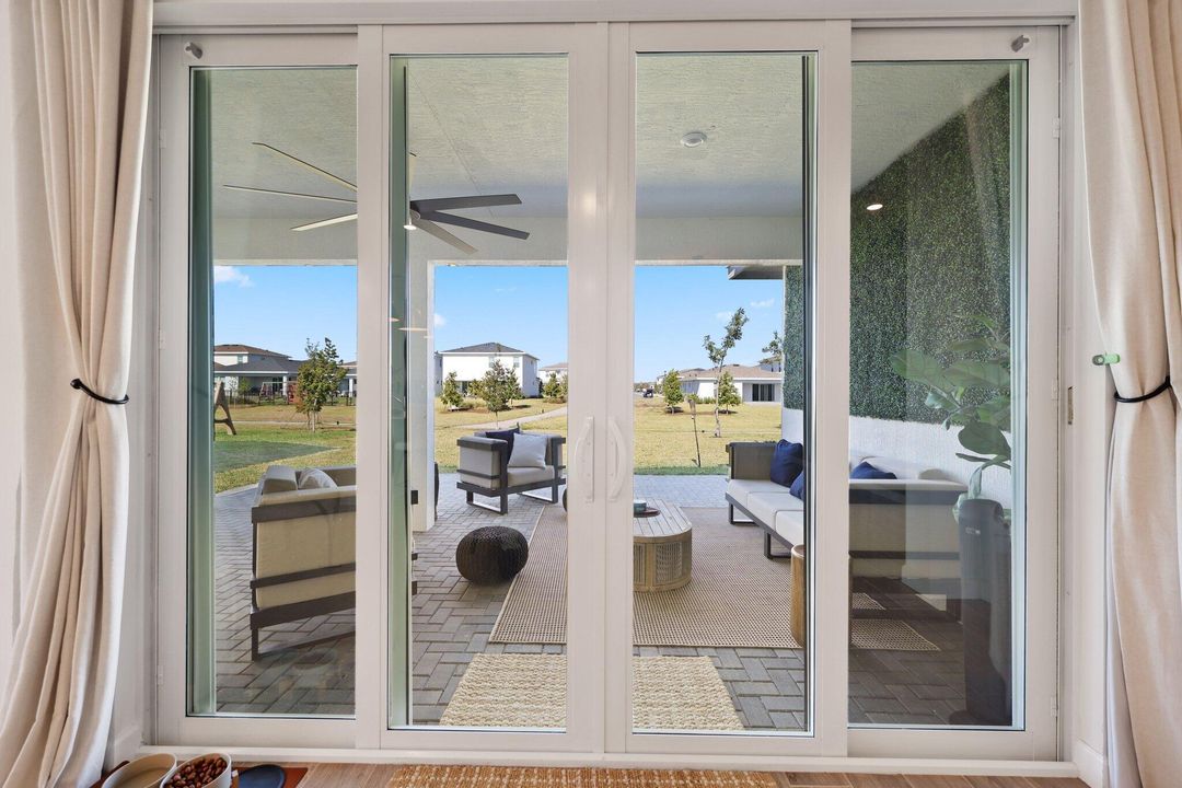 En Venta: $725,000 (4 camas, 3 baños, 2672 Pies cuadrados)