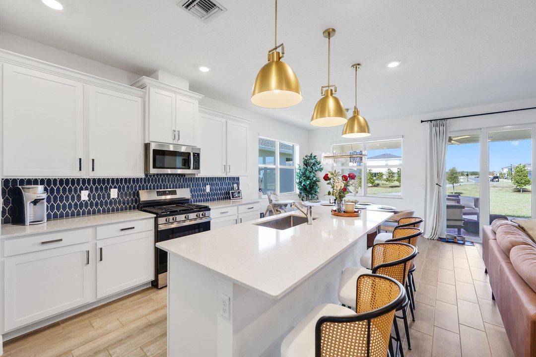 En Venta: $725,000 (4 camas, 3 baños, 2672 Pies cuadrados)