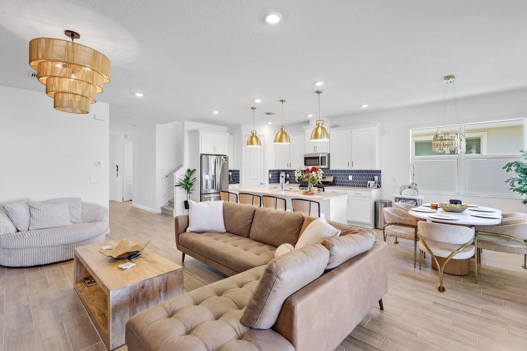 En Venta: $725,000 (4 camas, 3 baños, 2672 Pies cuadrados)