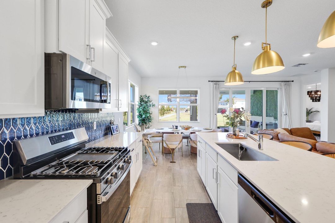 En Venta: $725,000 (4 camas, 3 baños, 2672 Pies cuadrados)