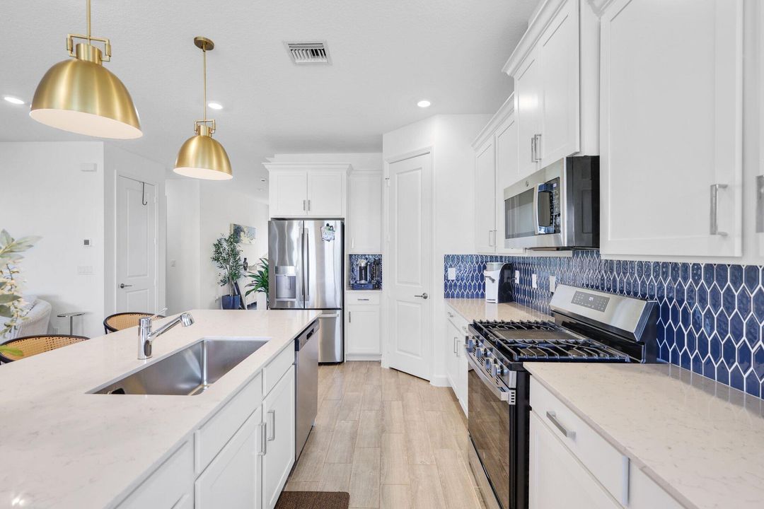 En Venta: $725,000 (4 camas, 3 baños, 2672 Pies cuadrados)