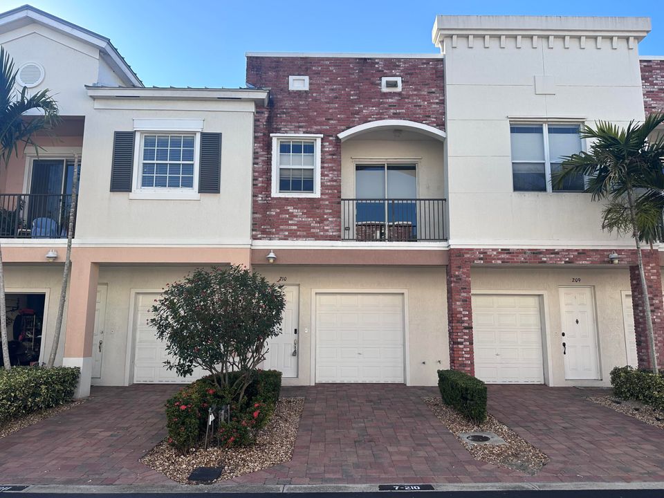 For Rent: $2,100 (2 beds, 2 baths, 1209 Square Feet)