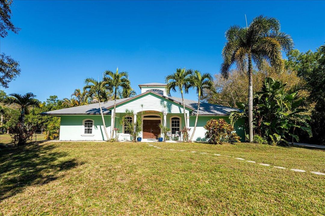 For Sale: $999,000 (5 beds, 3 baths, 2800 Square Feet)