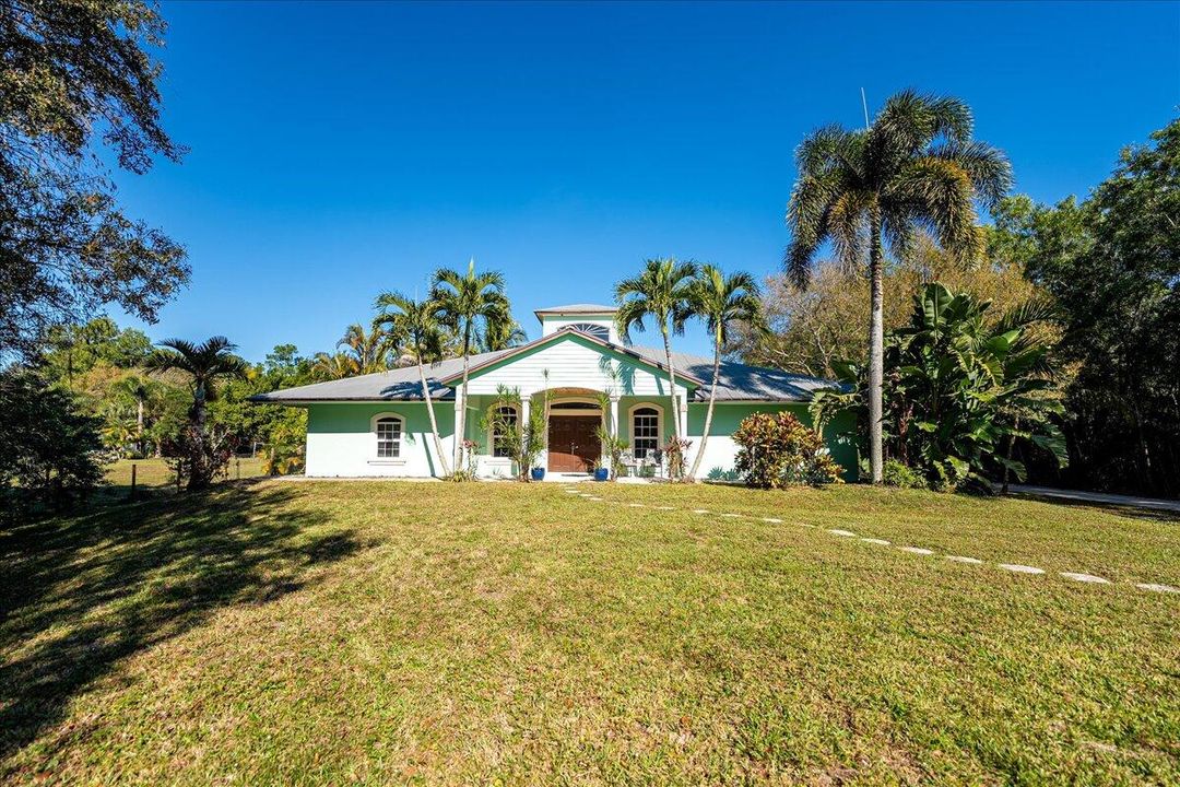 For Sale: $999,000 (5 beds, 3 baths, 2800 Square Feet)