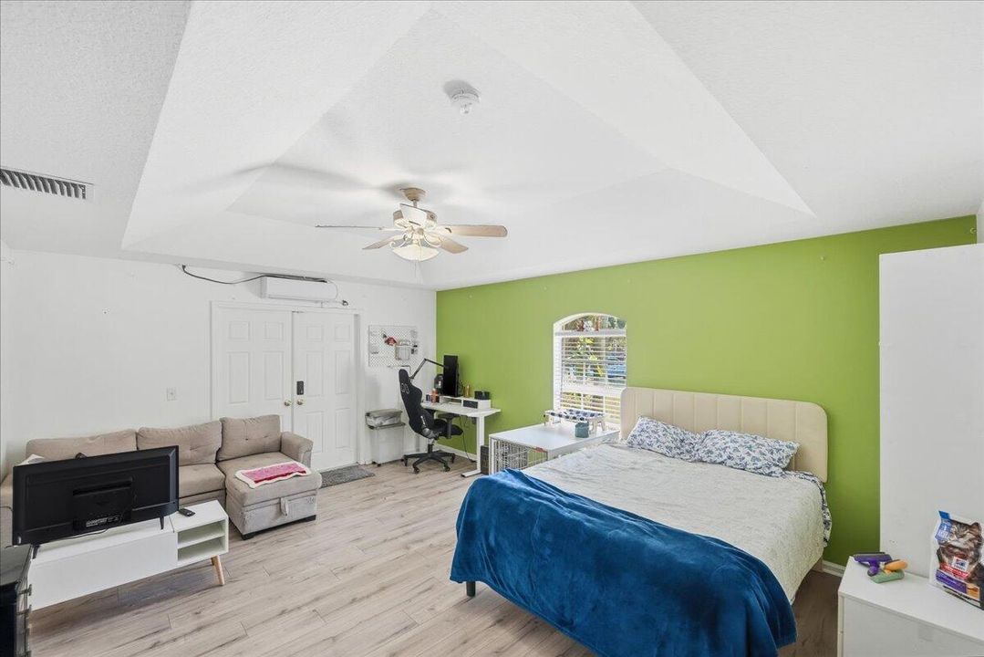 For Sale: $999,000 (5 beds, 3 baths, 2800 Square Feet)