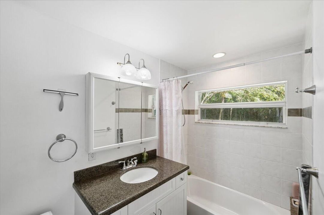 For Sale: $999,000 (5 beds, 3 baths, 2800 Square Feet)