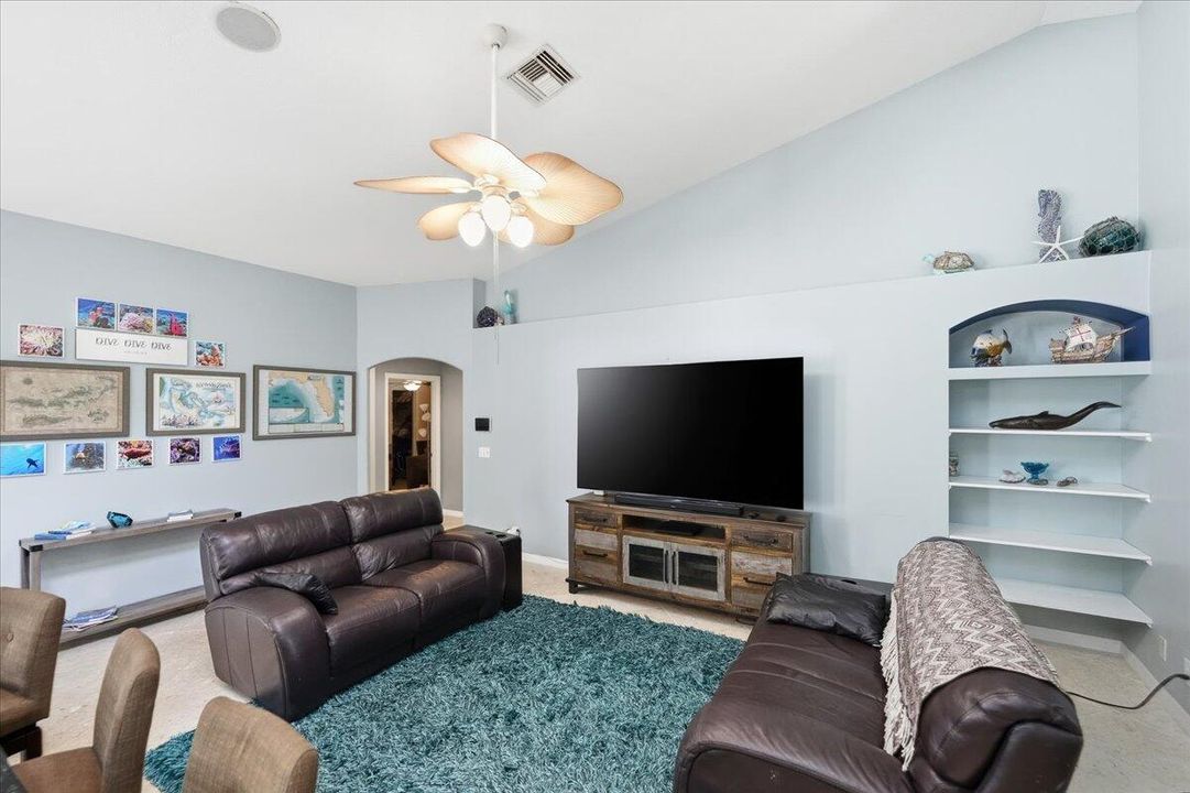 For Sale: $999,000 (5 beds, 3 baths, 2800 Square Feet)