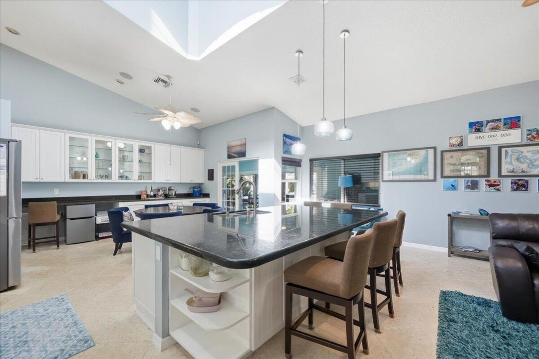 For Sale: $999,000 (5 beds, 3 baths, 2800 Square Feet)