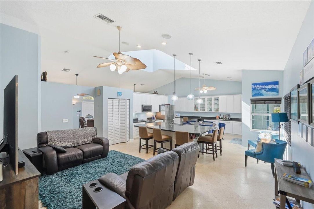 For Sale: $999,000 (5 beds, 3 baths, 2800 Square Feet)