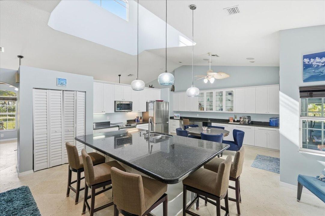 For Sale: $999,000 (5 beds, 3 baths, 2800 Square Feet)