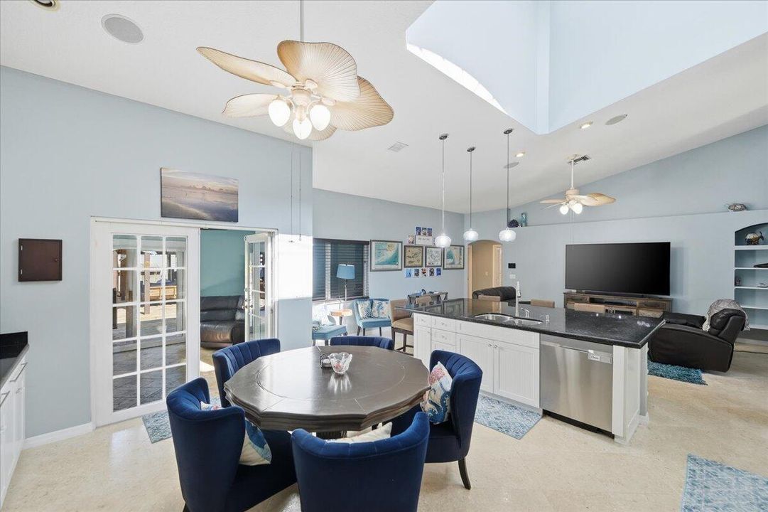 For Sale: $999,000 (5 beds, 3 baths, 2800 Square Feet)