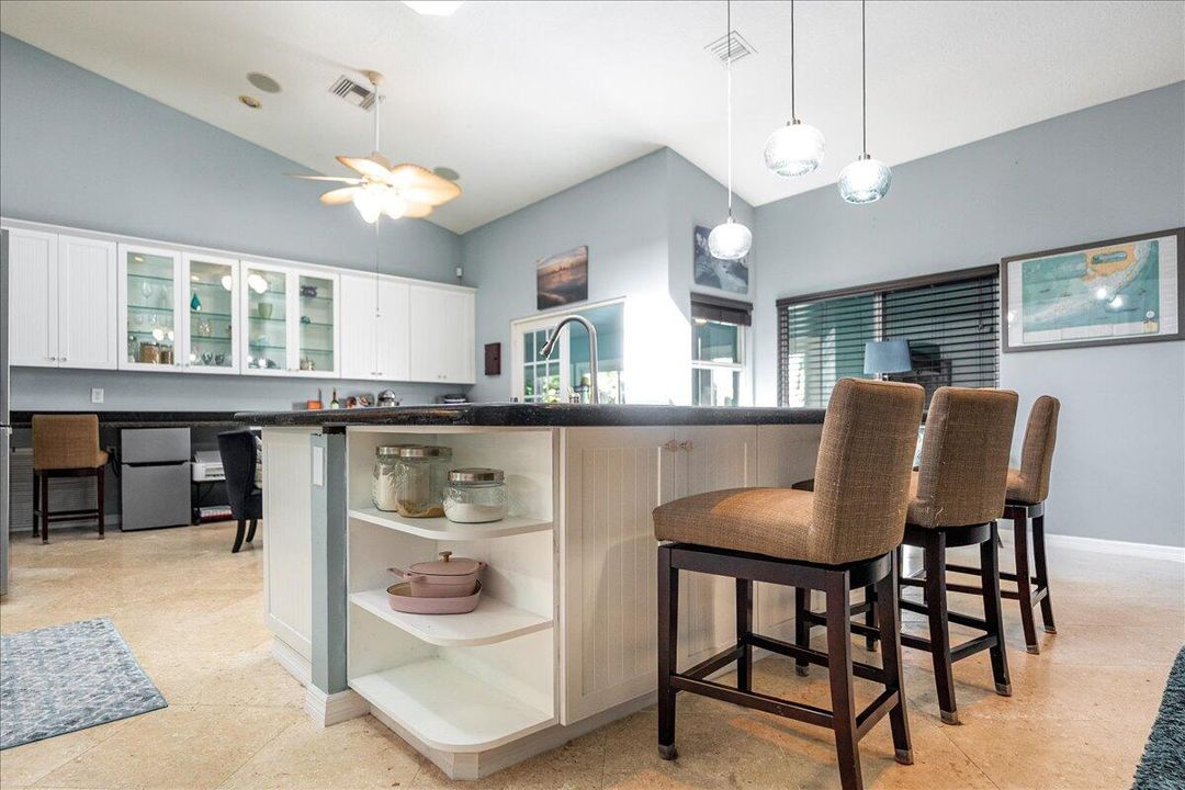 For Sale: $999,000 (5 beds, 3 baths, 2800 Square Feet)