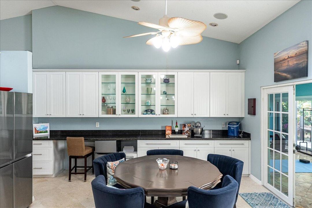 For Sale: $999,000 (5 beds, 3 baths, 2800 Square Feet)