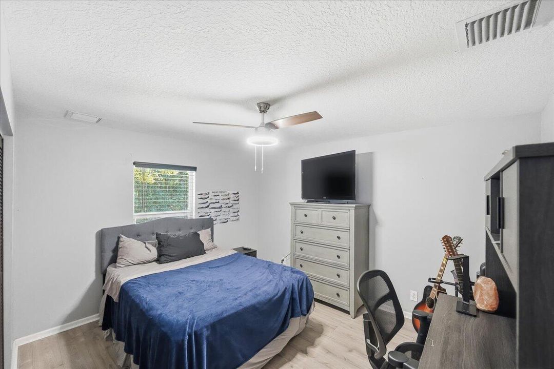 For Sale: $999,000 (5 beds, 3 baths, 2800 Square Feet)