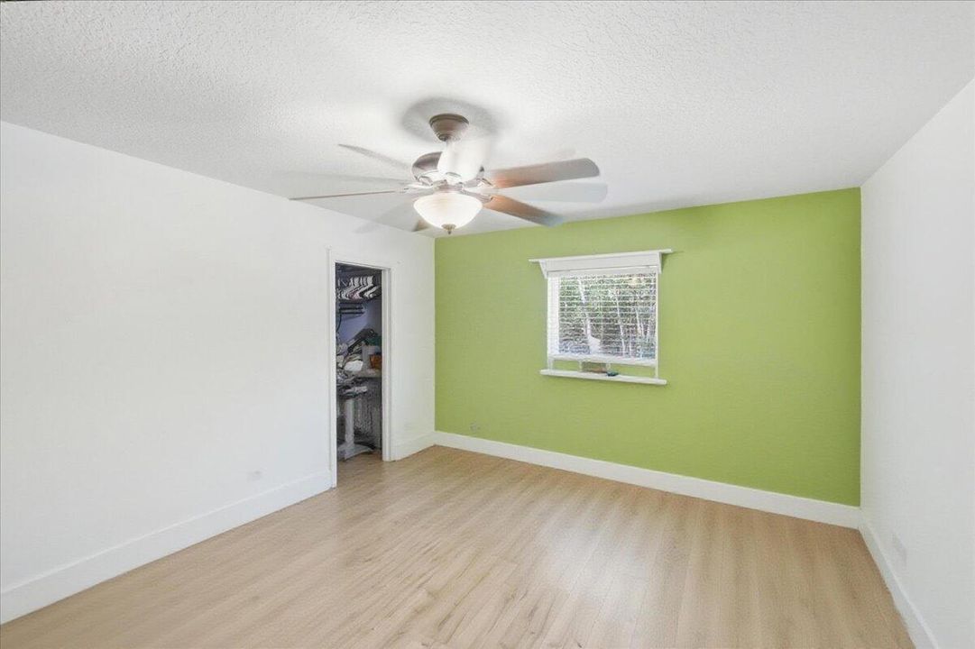 For Sale: $999,000 (5 beds, 3 baths, 2800 Square Feet)