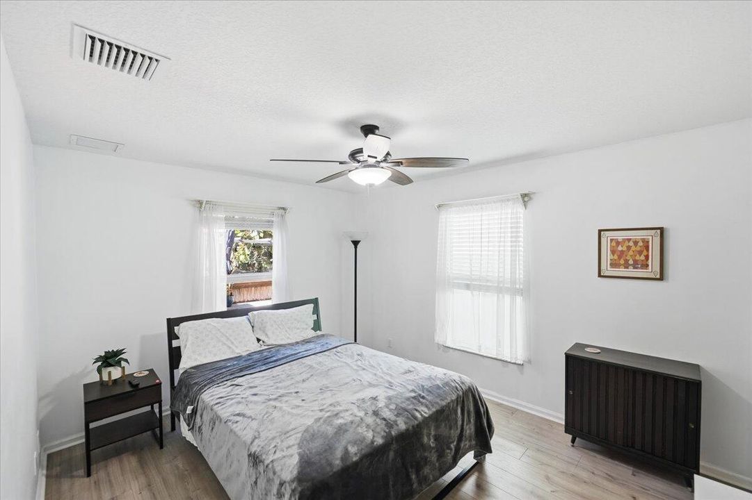 For Sale: $999,000 (5 beds, 3 baths, 2800 Square Feet)