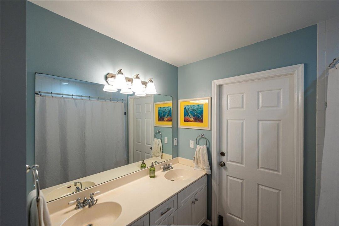 For Sale: $999,000 (5 beds, 3 baths, 2800 Square Feet)