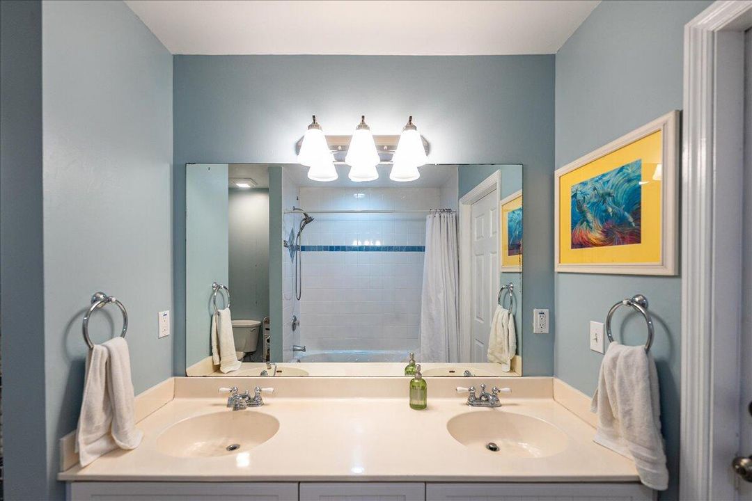 For Sale: $999,000 (5 beds, 3 baths, 2800 Square Feet)