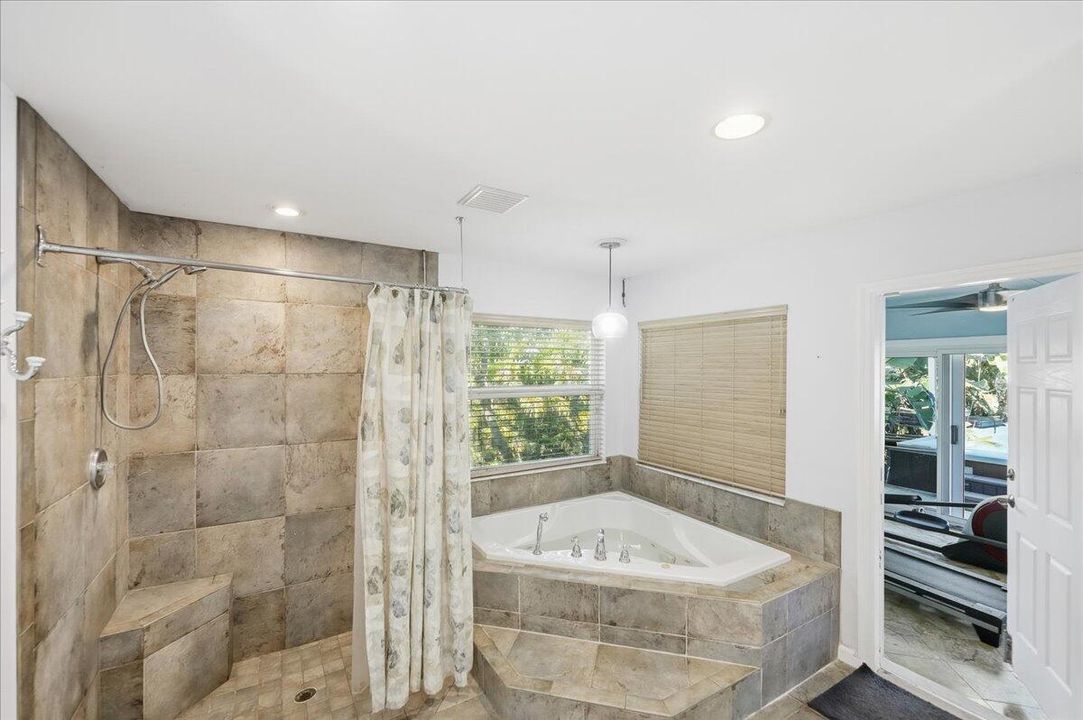 For Sale: $999,000 (5 beds, 3 baths, 2800 Square Feet)