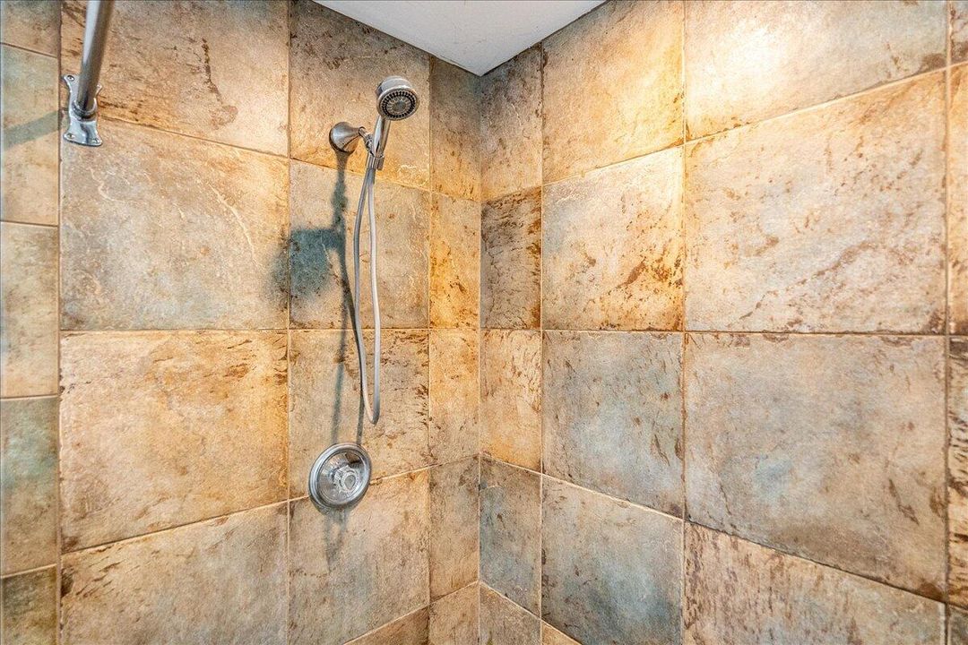 For Sale: $999,000 (5 beds, 3 baths, 2800 Square Feet)