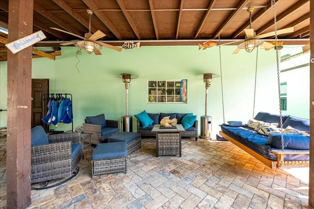 For Sale: $999,000 (5 beds, 3 baths, 2800 Square Feet)