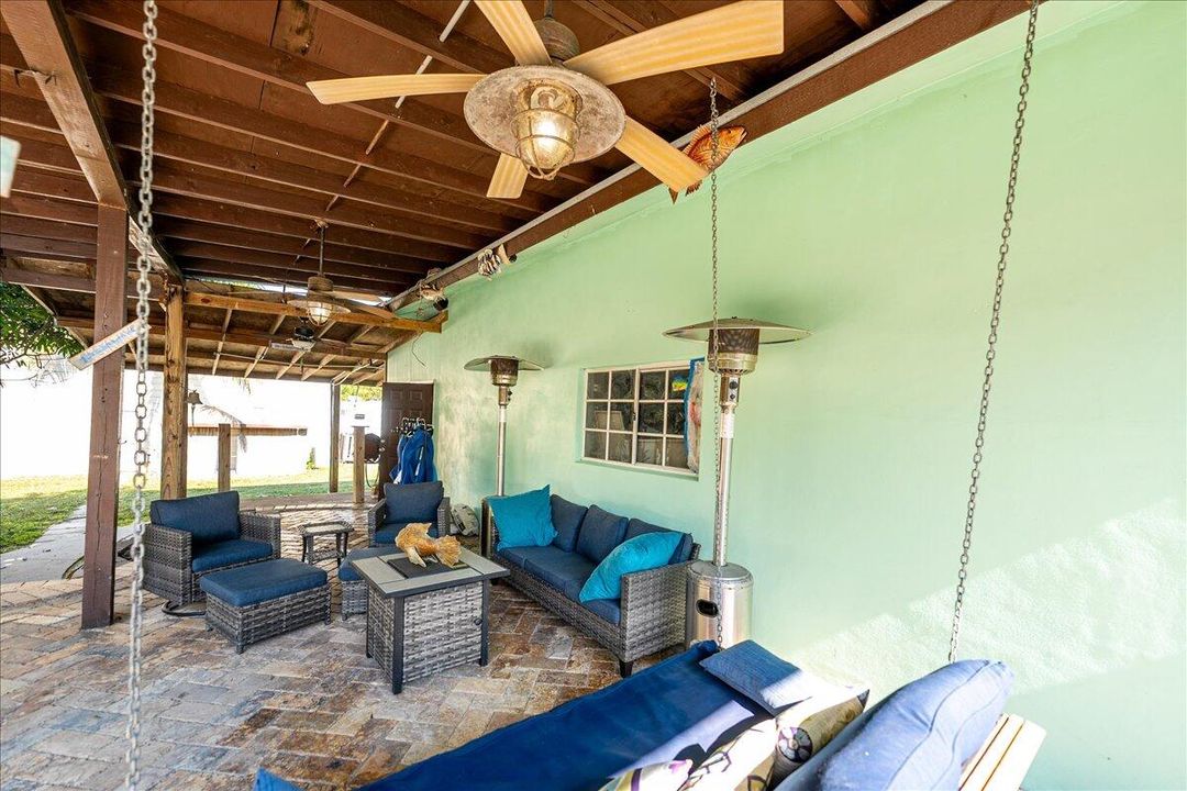 For Sale: $999,000 (5 beds, 3 baths, 2800 Square Feet)