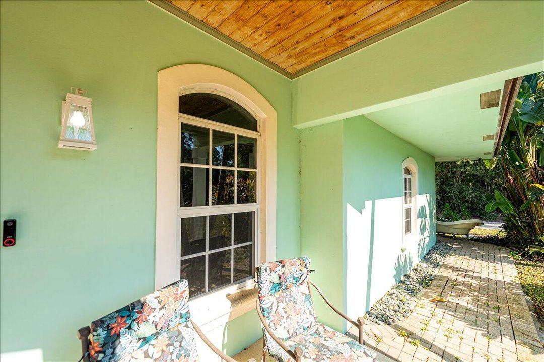 For Sale: $999,000 (5 beds, 3 baths, 2800 Square Feet)