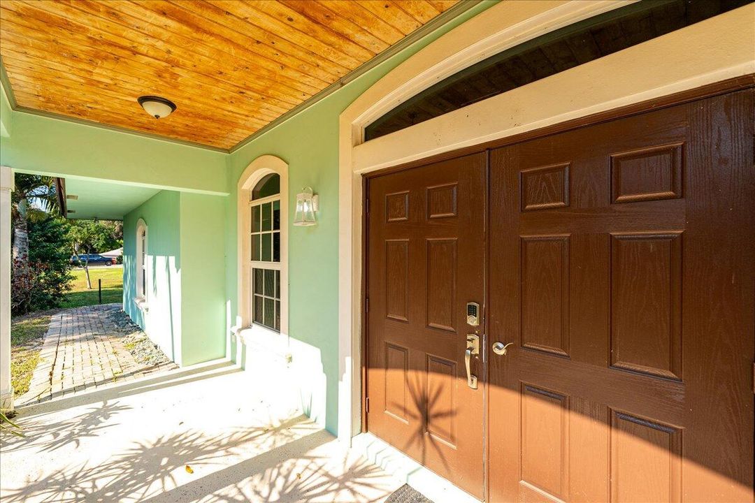 For Sale: $999,000 (5 beds, 3 baths, 2800 Square Feet)