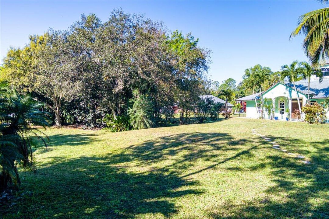 For Sale: $999,000 (5 beds, 3 baths, 2800 Square Feet)