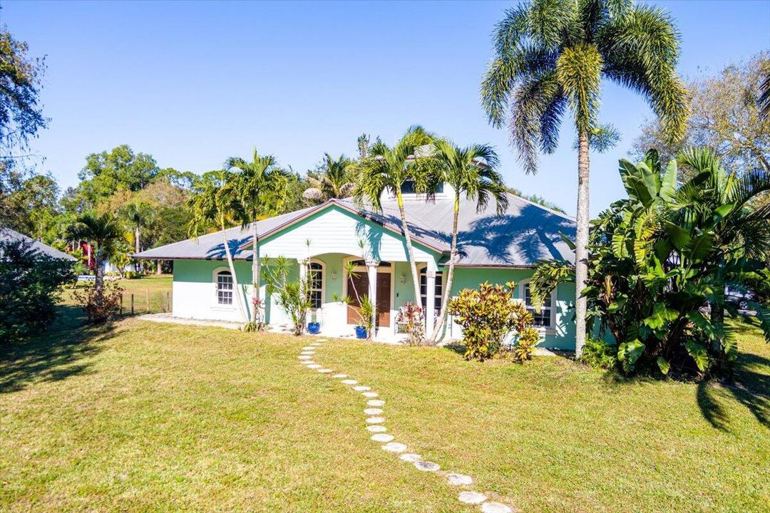 For Sale: $999,000 (5 beds, 3 baths, 2800 Square Feet)