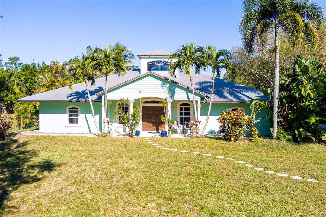 For Sale: $999,000 (5 beds, 3 baths, 2800 Square Feet)