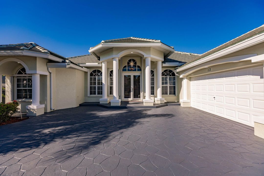 合同活跃: $750,000 (4 贝兹, 3 浴室, 2760 平方英尺)