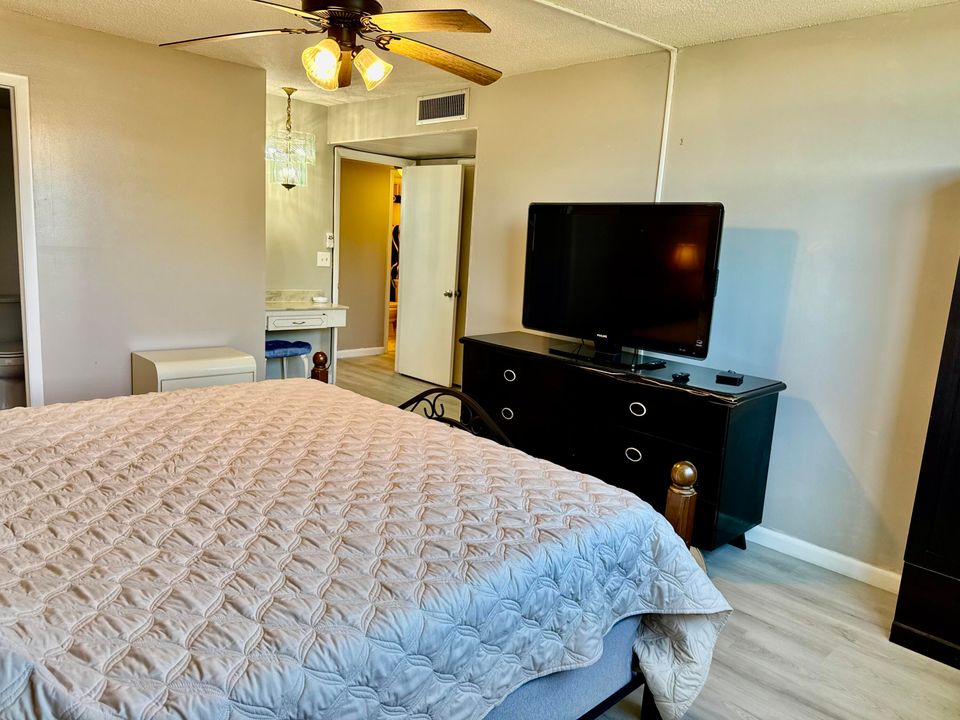 出租: $1,900 (2 贝兹, 2 浴室, 1200 平方英尺)