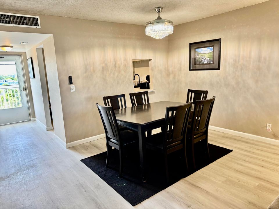 出租: $1,900 (2 贝兹, 2 浴室, 1200 平方英尺)